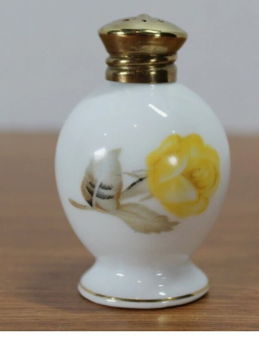 Pair Sango White and Yellow Floral Ceramic Salt Shakers with Gold Trim